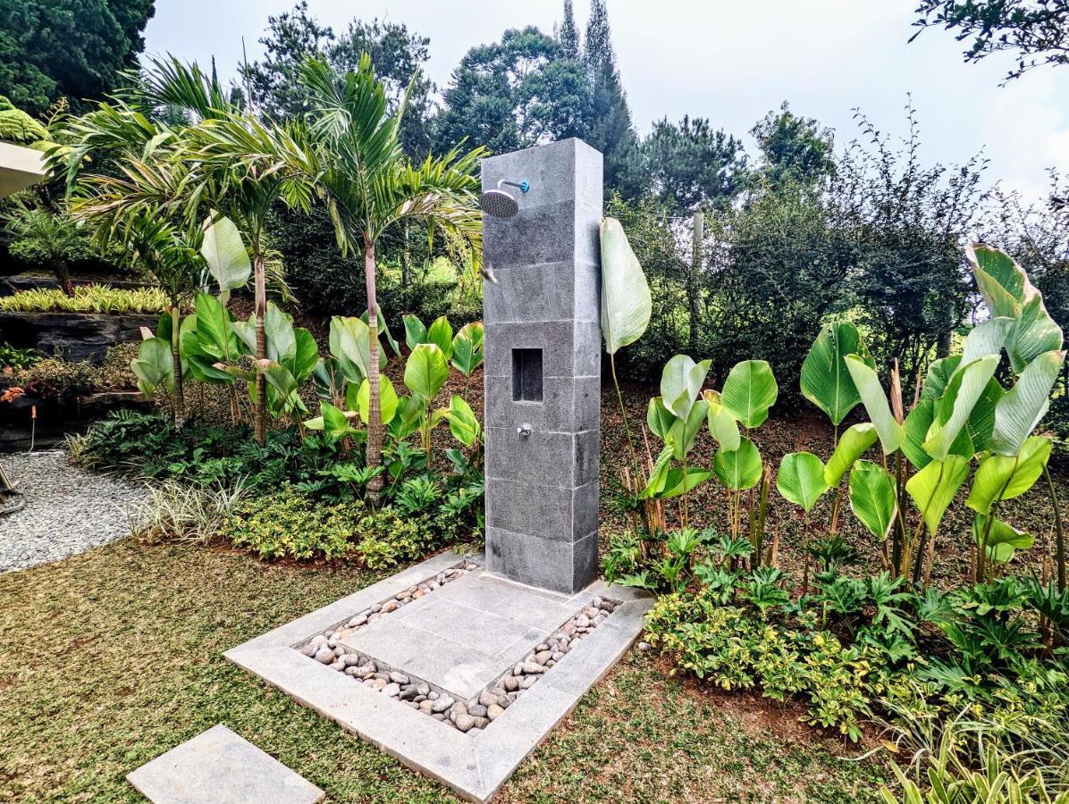 Cottonwood Exclusive Villa @Lembang Asri - Jacuzzi Playground Netflix Billyard Exterior photo