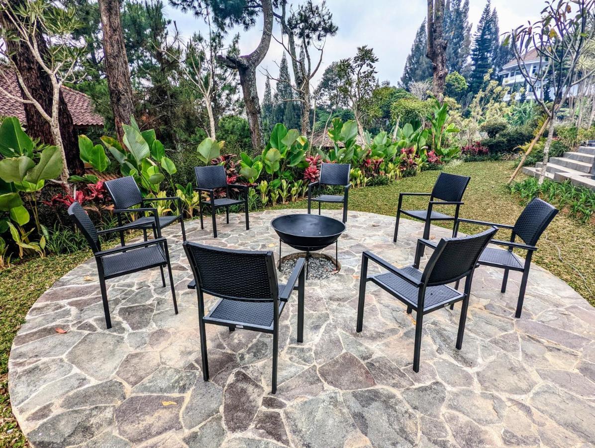 Cottonwood Exclusive Villa @Lembang Asri - Jacuzzi Playground Netflix Billyard Exterior photo
